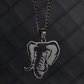 Détail du pendentif éléphant ajouré au laser avec chaîne torsadée noire sur fond texturé - Éléphant Noir Chaîne Gourmette