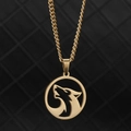 Détail du pendentif loup doré ajouré avec une élégante chaîne torsadée pour hommes - Loup Couleur Or Chaîne Gourmette