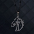 Détail du pendentif tête de cheval évidé en acier inoxydable noir avec chaîne à mailles - Cheval Noir Chaîne Gourmette