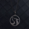 Gros plan du collier à pendentif tête de loup découpée circulaire en acier inoxydable - Loup Noir Chaîne Gourmette
