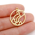 Gros plan d'un pendentif rond doré en acier inoxydable avec motif de vague - Style Vague d'Océan Or (DX001-23)