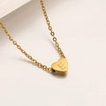 Collar con colgante de corazón dorado y letra E grabada en una cadena de eslabones - Letra E-45cm