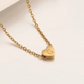 Elegante colgante de corazón dorado con la letra G grabada y acabado pulido fino - Letra G-45cm