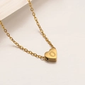 Elegante collar con colgante de corazón dorado y letra O grabada en una cadena de eslabones - Letra O-45cm