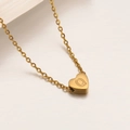 Collar de corazón dorado con colgante de inicial Q mate y cadena fina de acero inoxidable - Letra Q-45cm
