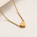 Collar dorado con colgante de corazón pulido y letra T grabada en una cadena fina - Letra T-45cm
