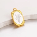 Vintage goldener rechteckiger Anhänger mit Narzissengravur und gehämmerter Goldoberfläche - März Narzisse (3-March)
