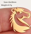 Macro-opname van een 16x18mm gouden paardenhoofd hanger met uitgesneden metalen details - Paardenhoofd Vorm (DY1298-2)