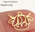 Gouden stierenkop hanger detail toont afmetingen van 17x12mm op een vingertop - Stierenkop Vorm (DY1295-2)