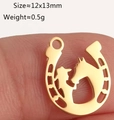 Macro-opname van de gouden hoefijzer-cowboyhanger op vinger voor de maataanduiding - Hoefijzer Paard Combo (DY1299-2)