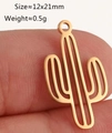 Gepolijste gouden cactus hanger 12x21mm in de hand gehouden voor maatreferentie - Cactus Vorm (DY692-2)