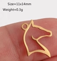 Vue macro d'un pendentif tête de cheval évidé en finition dorée pour bijoux DIY - Forme Tête de Cheval (DY1128-2) / Or
