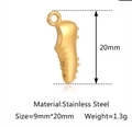 Ciondolo scarpa da calcio in acciaio inossidabile dorato di misura 9x20mm - Stile Sneakers (DY1196-2)