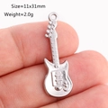 Pendentif guitare électrique en acier argenté avec détails des cordes et mécaniques - Style Guitare Électrique (DY1176-1) Argent
