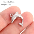 Pendentif dauphin en acier inoxydable argenté montré sur le doigt pour la taille - Style Dauphin (DY1090-1) Argent