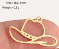 Gouden cowboyhoed hanger voor sieraden maken op een vinger getoond, maat 18x14mm - Cowboyhoed Vorm (DY1301-2)