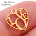Goldener Edelstahl Herzanhänger mit LOVE Ausschnitt auf Finger für Größe gezeigt - Herz LIEBE Hohl (DY387-2)