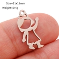 Silberner Edelstahl-Mädchenanhänger auf dem Finger zeigt Größe 11x18mm - Kleines Mädchen Silhouette (DY1099-1)