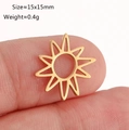 Ciondolo sole dorato in acciaio inossidabile traforato per gioielli fai da te, 15x15mm - Forma di Raggio di Sole (DY1366-2 Oro)