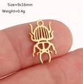 Ciondolo scarabeo dorato traforato in acciaio inossidabile da 9x16mm in mano - Forma di Scarafaggio Traforata (DY1367-2 Oro)