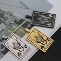 Pendentif carte de tarot Le Pape en finitions acier inoxydable or, argent et noir - Le Pape
