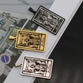 Pendentif carte de Tarot Justice en finitions or, noir et argent sur acier inoxydable - La Justice