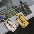 Pendentif tarot 'The Hanged Man' rectangulaire en noir, or et argent en acier - Le Pendu