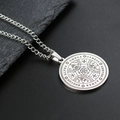 Makroaufnahme von Enochian Engel Amulett Kette mit Hexagramm und mystischen Symbolen - Stahlfarben