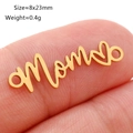 Goldener Mom Herzanhänger aus Edelstahl auf der Fingerspitze, 8x23mm Größe Detail - Mom mit Herzverbindung (DY1105-2)