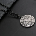 Detailansicht der schwarzen Edelstahl Enochian Talisman Halskette mit Siegel-Gravur - Schwarz