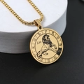 Collier avec pendentif pièce dorée gravé d'un lion Leo pour homme sur un support blanc - Or Lion