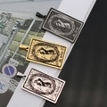 Trois pendentifs tarot 'Le Monde' en acier inoxydable or, argent et noir rectangulaires - Le Monde