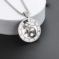 Collier médaille Capricorne en acier inoxydable argenté sur un support d'exposition - Acier Capricorne