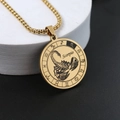 Collier médaille Scorpion en or avec chaîne vénitienne sur socle en pierre blanche - Or Scorpion