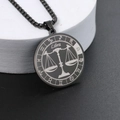 Collier pour homme avec pendentif médaillon Balance noir mat sur un présentoir épuré - Noir Balance