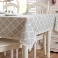 Mantel gris moderno con diseño geométrico y ribete de encaje blanco para comedor - 140x200cm / Enrejado Verde (Borde de Encaje)