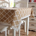 Mantel moderno caqui con motivos geométricos blancos y bordes de encaje para mesa de comedor - 140x200cm / Rombo Amarillo Con Encaje