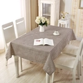 Detail einer braun-beigen karierten Tischdecke aus Baumwoll-Polyester-Mischgewebe - Braunes Gitter