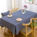 Detalle de mantel impermeable de cuadros azules y blancos en mesa de madera rústica - 60x60cm / Cuadros Pequeños Azul Profundo