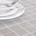 Detalle de mantel a cuadros gris y blanco que muestra la textura de la tela tejida - 90x90cm / Cuadros Grises