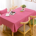 Detalle de mantel a cuadros rojos y blancos sobre mesa de madera con decoración - Cuadros Rojo Rosa / 60x60cm