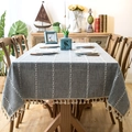 Dettaglio tovaglia in lino grigio con ricamo bianco ed eleganti nappe a frangia - 140x140 / Grigio (Ricamo Nappe)
