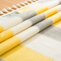 Detalle de textura de lino con rayas amarillas y grises con elegantes borlas de algodón - 120cmx160cm / Rayas Amarillo Blanco