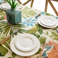 Détail de la nappe en toile de coton avec motif de feuilles de monstera tropicales - 60x60cm
