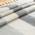 Detalle de mantel de lino impermeable a rayas con borlas blancas decorativas - Rayas Grises Y Blancas (impermeables) / 120x160