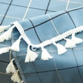 Detalle macro del mantel de cuadros azul grisáceo con flecos de borlas y textura tejida - Azul Océano (resistente Al Agua) / 120x160