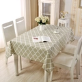 Detailansicht der salbeigrünen Tischdecke mit weißem Geometriemuster und weichem Fall - Grünes Gitter