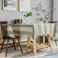 Nappe à rayures vertes et blanches de style nordique avec pompons dans un décor moderne - 120x160 / Rayure Verte + Gland