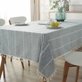 Mantel jacquard azul grisáceo claro con bordados blancos y elegantes bordes de flecos - 140x140 / Trenza Gris Con Borla