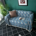 Dettaglio del copridivano in ciniglia blu con motivi geometrici e bordi in pizzo - 180x150 / Geometrico Blu